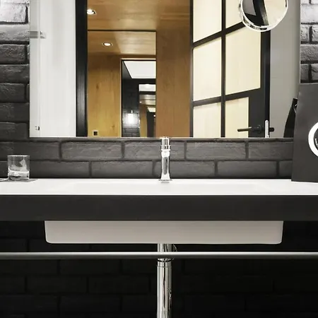 The Corner 4*