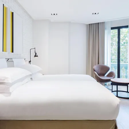 Hotel The Corner 4*